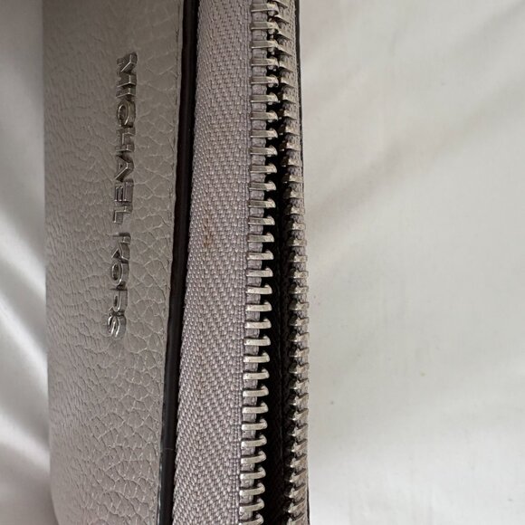 Jet Set Travel Lg. Flat Zip Pearl Grey Phone Wristlet Wallet - Picture 10 of 10